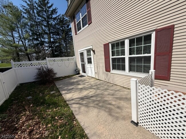 Building Photo - 2 Sapphire Ln