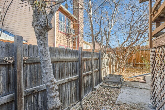 Building Photo - Spacious 2-Bed Townhome with Private Yard & 2-Car Garage in Aurora