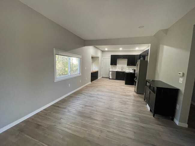 Building Photo - Just Renovated 4 Bedroom, 2 Bathroom Corne...