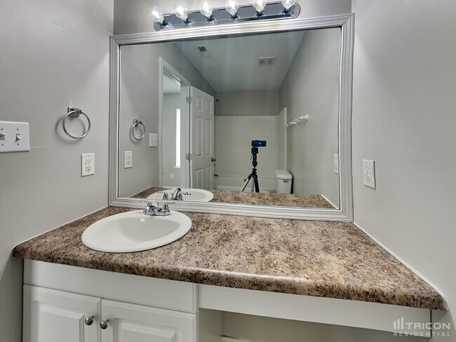 Building Photo - 7008 Breeders Cup Cir
