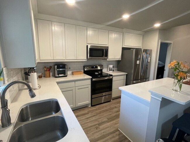 Building Photo - Bryan - 3 Bedroom / 2 Bath / 2 car garage / fenced in back yard.