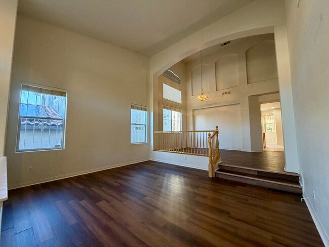Building Photo - Lovely, large 4 bedroom