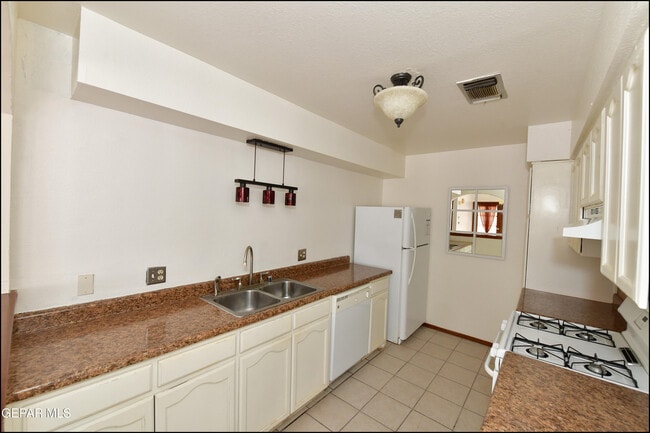 Building Photo - 2629 Lake Victoria Dr