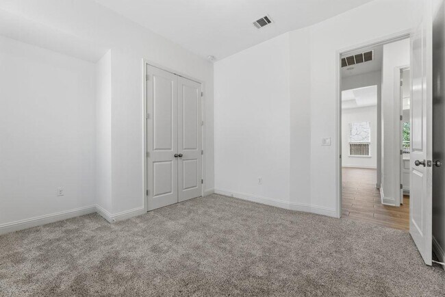 Building Photo - 5209 Mandevilla Dr