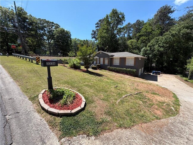 Building Photo - 3336 Camelot Dr NE