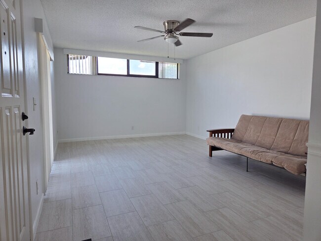 Building Photo - 3888 Victoria Dr