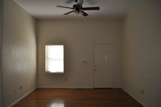 Building Photo - Apartment For Lease!!