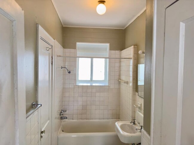 Building Photo - 202 E 31st St