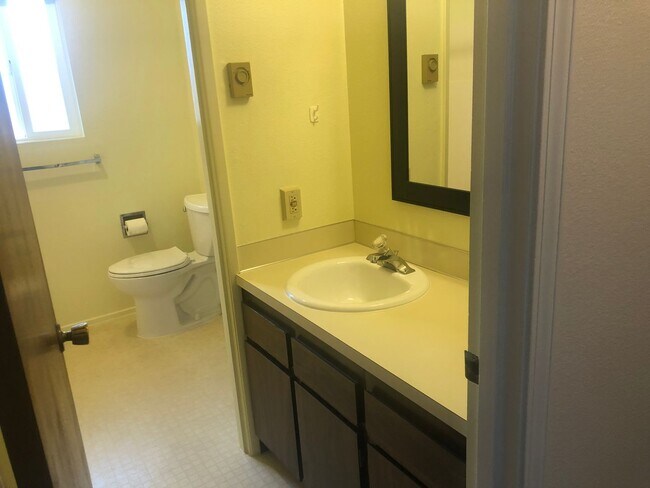 Building Photo - 3 bedroom, 1 bath house in Springfield!