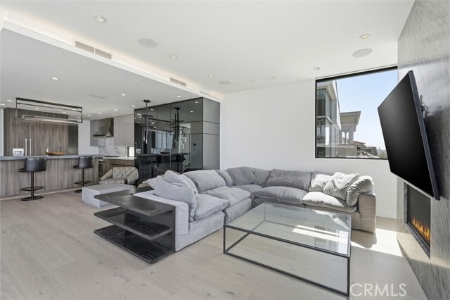 Building Photo - 300 25th St