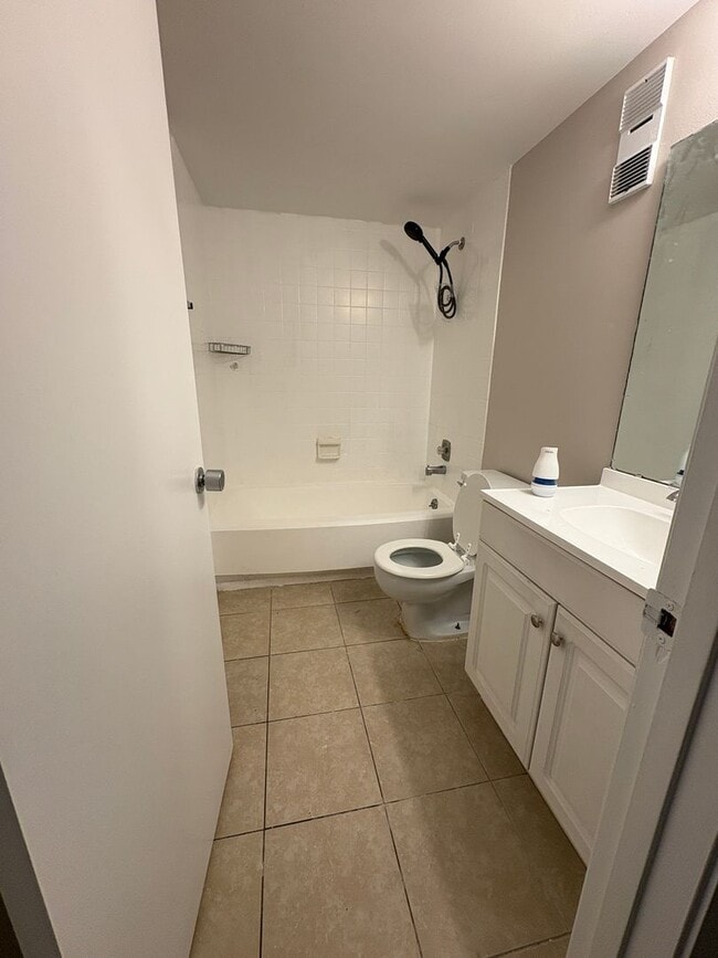 Building Photo - Top-Floor 2 Bed / 2 Bath Condo in Sought-After Lakeside Community – Deltona, FL