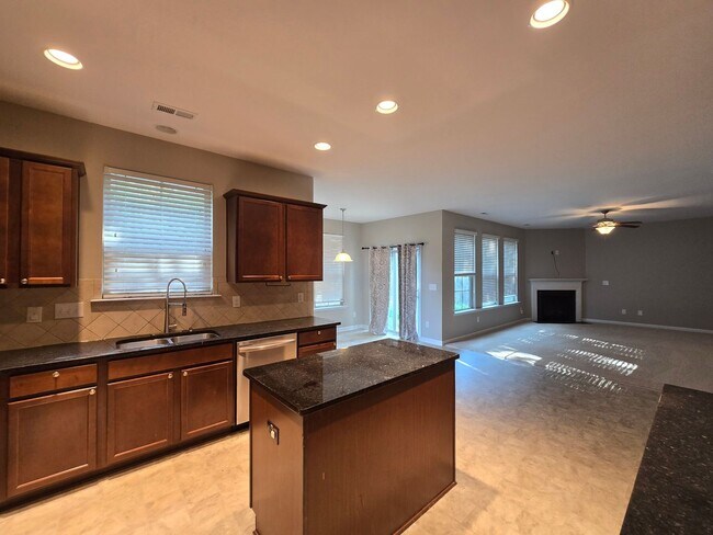 Building Photo - 271 River Oak St