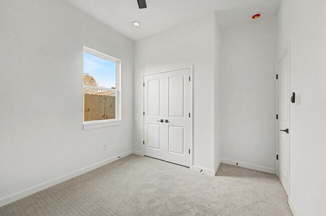 Building Photo - 5034 Pershing St