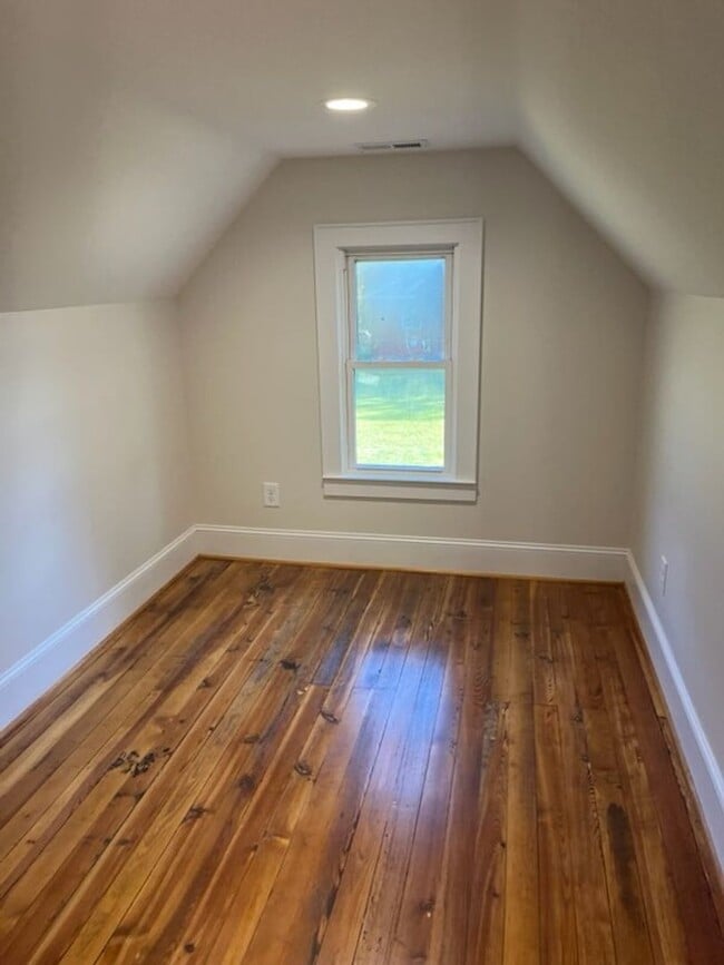 Building Photo - Modern Farmhouse for Rent in Browns Summit NC