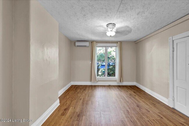 Building Photo - 1802 Deerwood Ave