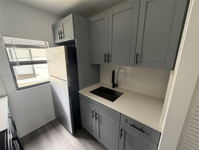 Building Photo - 628 SW 21st Ave