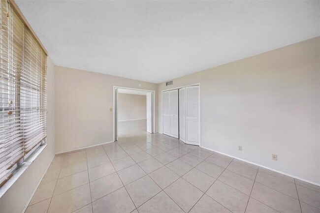 Building Photo - 2601 S Palm Aire Dr