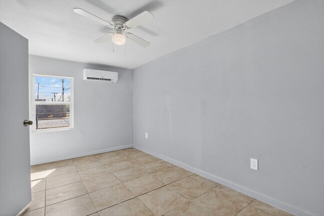 Building Photo - 1410 S 24th Ave