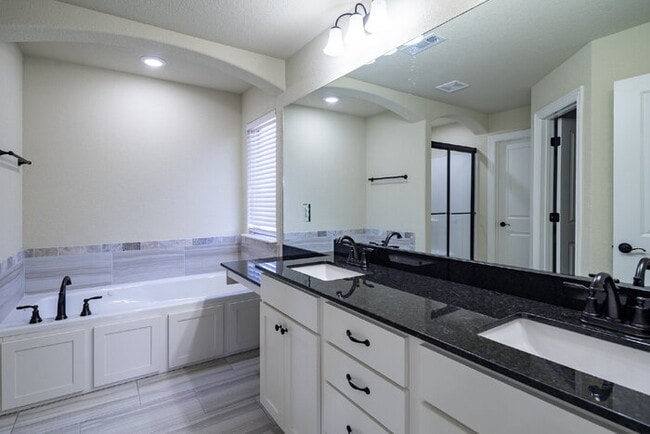 Building Photo - 921 Sassafras Ln