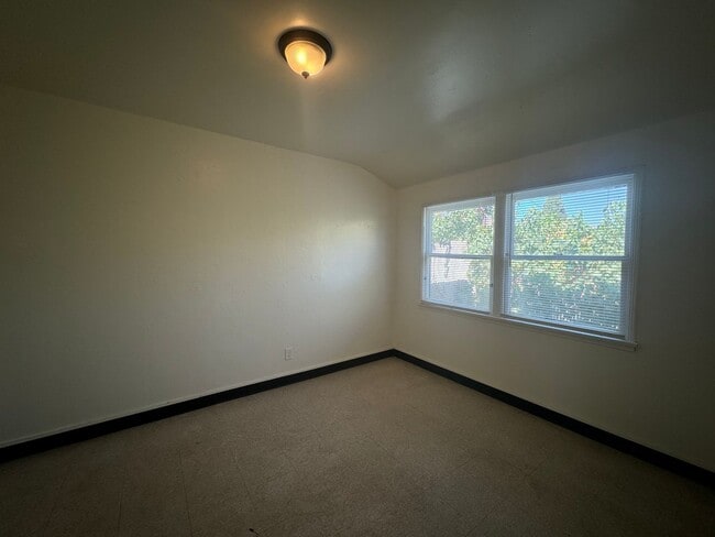 Building Photo - Cozy two bedroom in 93308!