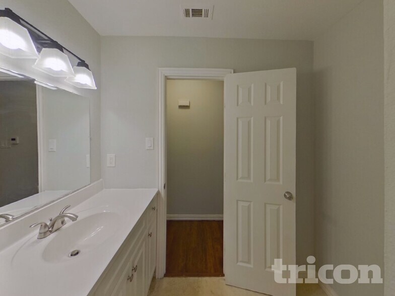 Building Photo - 126 Tharp St