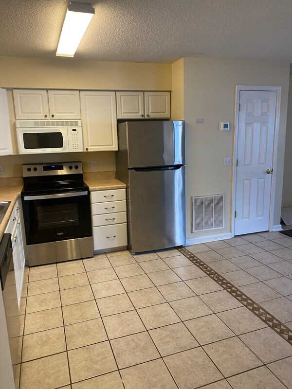 Building Photo - 400 Cambridge Cir