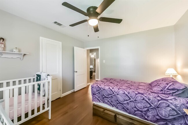 Building Photo - 1102 W Hart Ave