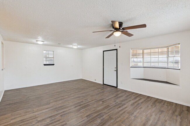 Building Photo - 3 bed, 2 bath home