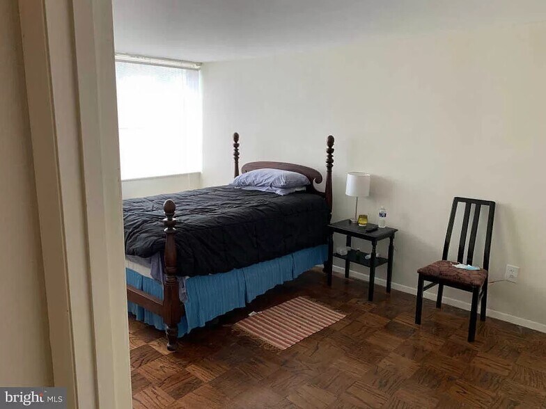 Bedroom-1 - 4520 King St