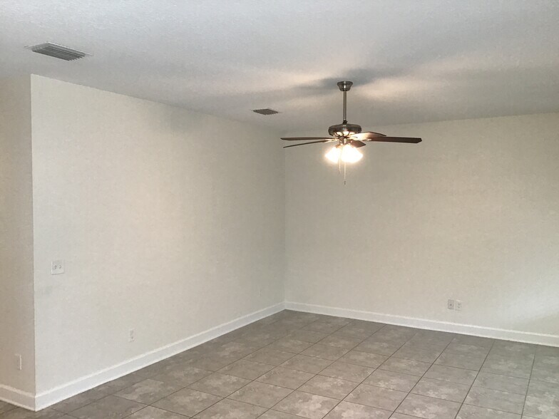 Building Photo - 31 Hiller Ln
