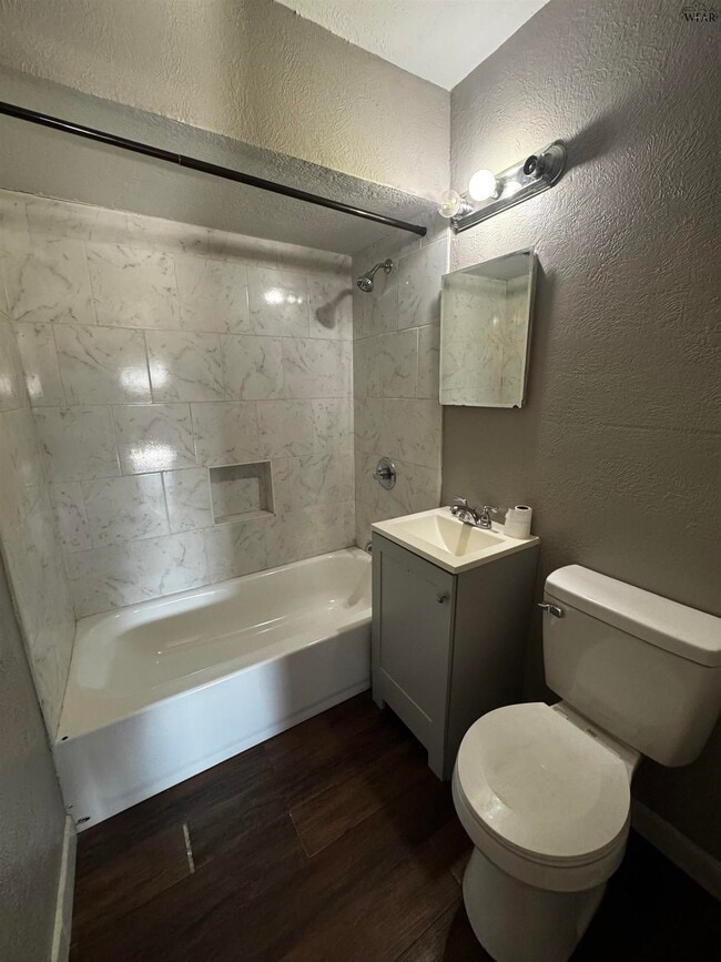 Building Photo - 409 Park St