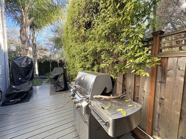 Building Photo - Stunning Home with Loft-Style ADU & Outdoor Amenities