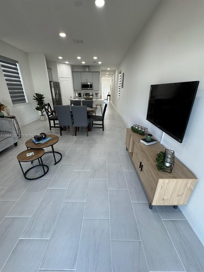 Building Photo - 649 N Lincoln St