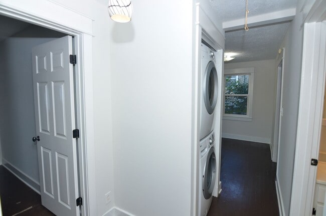 Building Photo - Quaint East Nashville Home