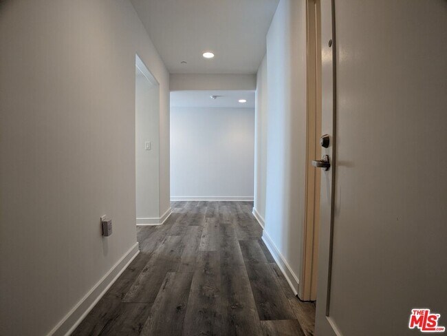 Building Photo - 5143 White Oak Ave