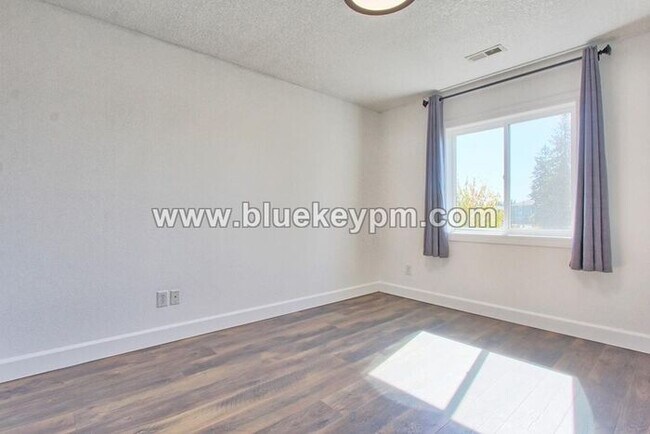 Building Photo - 3 Bed, 3.5 Baths Townhome With Garage Level Suite and Office Space