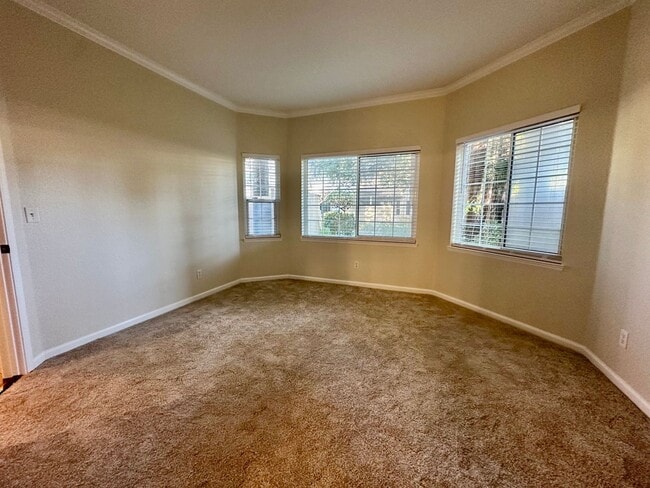 Building Photo - Great 2 Bedroom Townhome- Move in Ready! Washer/Dryer Garage