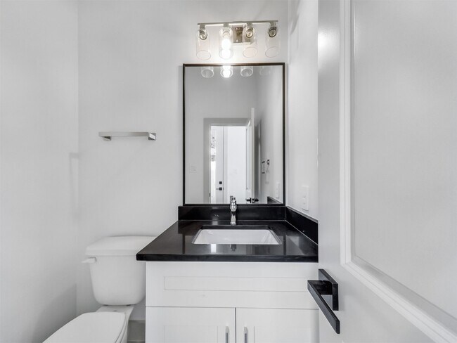 Building Photo - 2410 Vaughn St