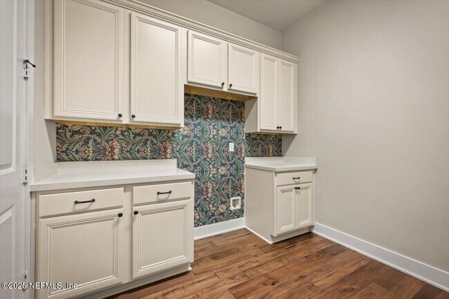 Building Photo - 305 Seahill Dr