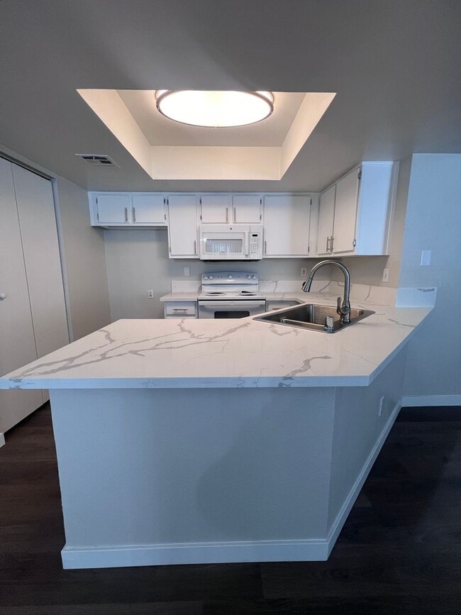 Primary Photo - Newly Remodeled 2 bed 2 bath at Park One
