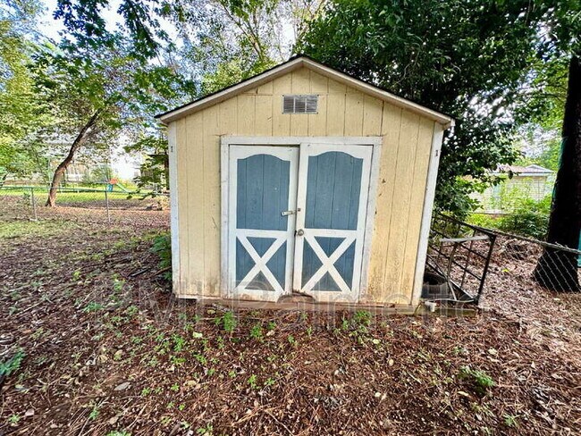 Building Photo - 844 Bentley Dr