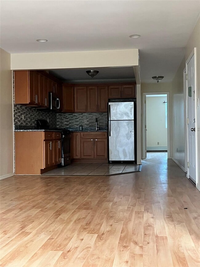 Primary Photo - 76-04-17176 176th St