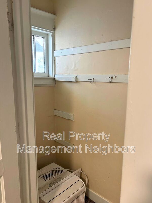 Building Photo - 216 Lafayette Ave NE