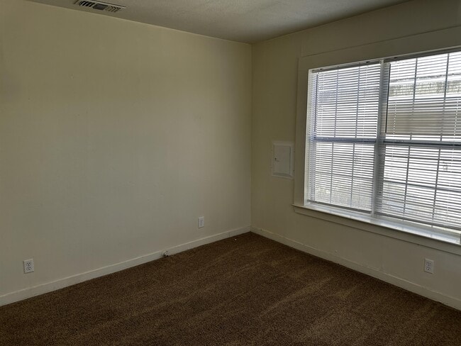 Building Photo - 701 Cranford St