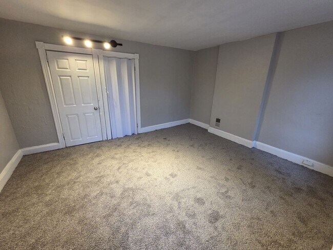 Building Photo - Beautiful, remodeled house come see it