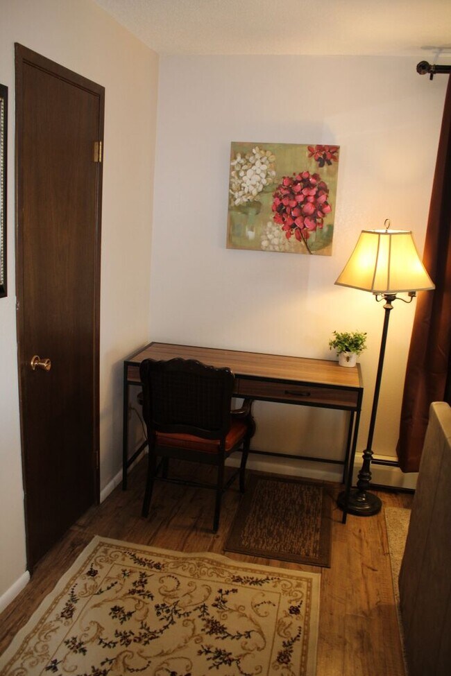 Building Photo - Furnished Month to Month Corporate Short Term Extended Stay Apartment