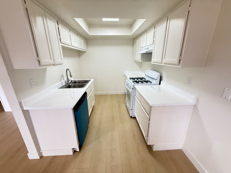 Building Photo - 15020 Burbank Blvd