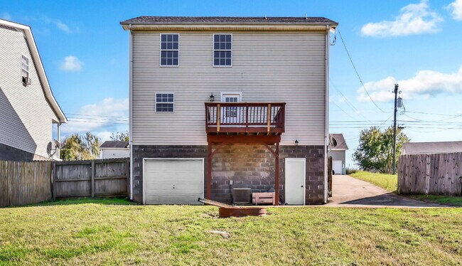 Building Photo - Amazing 3 bedroom 2 bathroom close to Fort...