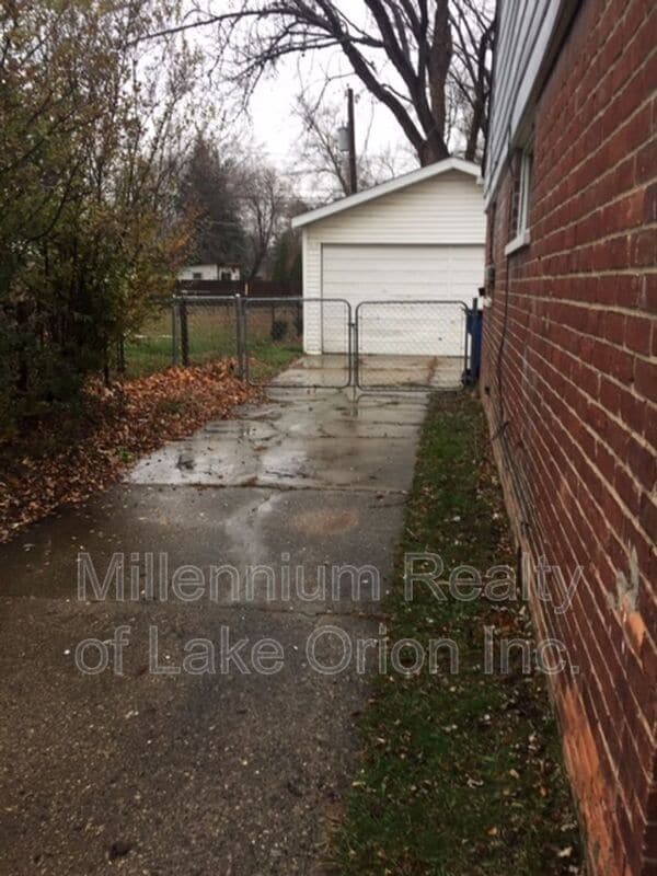 Building Photo - 11263 Edgemont Ave