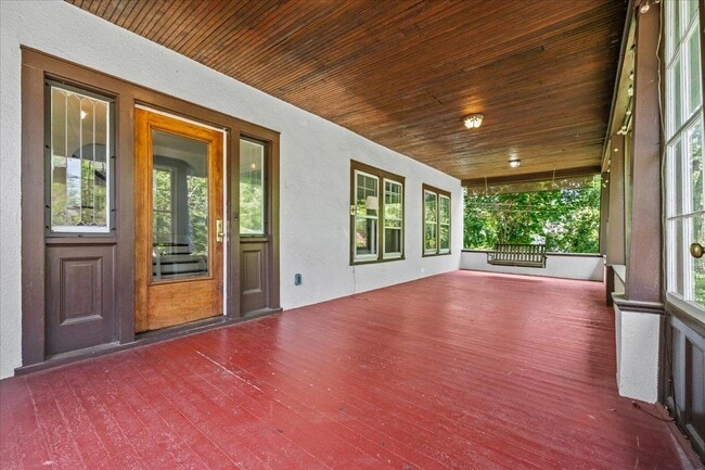 Building Photo - 18 Elm Pl